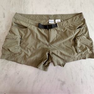 Columbia Women's Belted Multi Pocket Nylon Fishing Shorts. Size XL. Khaki.